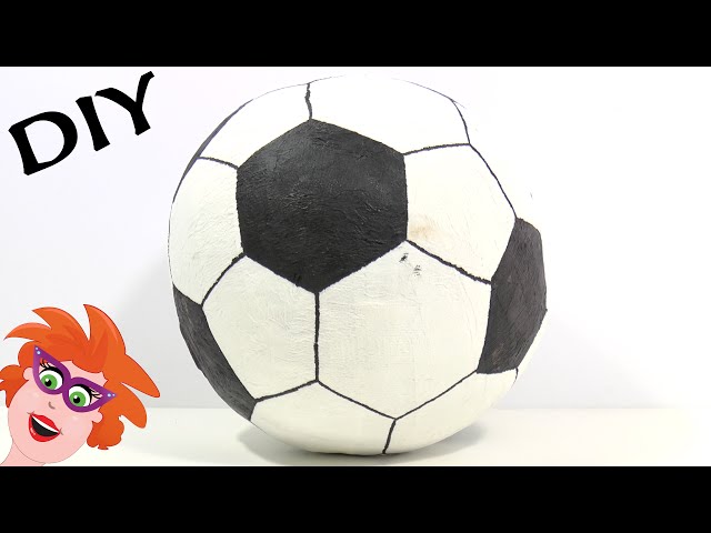 Voetbal surprise knutselen voor Sinterklaas