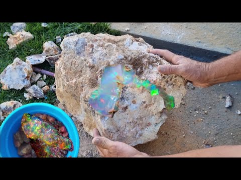 LOOK AT THE OPAL I FOUND IN THIS STONE