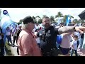 Hombre estadounidense pro dictadura sandinista arremete contra opositores en marcha de miami