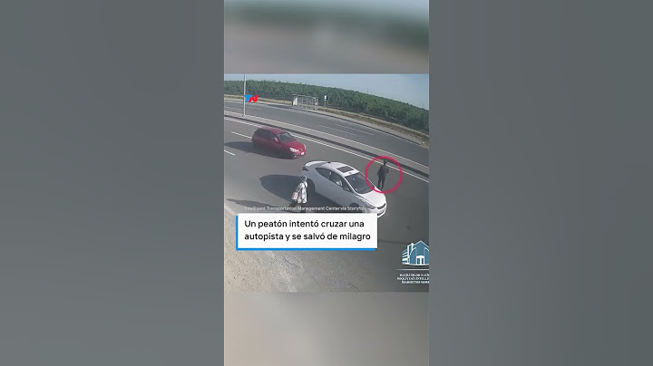 CRUZÓ LA AUTOPISTA CAMINANDO Y CASI MUERE I Un auto chocó y volcó para evitar chocar a un peatón
