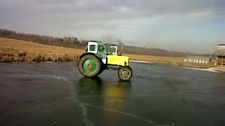 Дрифт на льду на тракторе Т-40