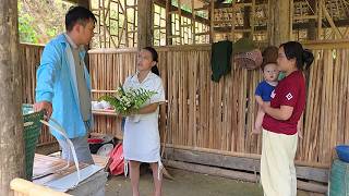 Linh felt unhappy when Ánh gave flowers to Hằng in front of her.