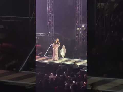 Don Piero da Bisceglie canta con Laura Pausini sul palco del Palaflorio di Bari e poi la benedice