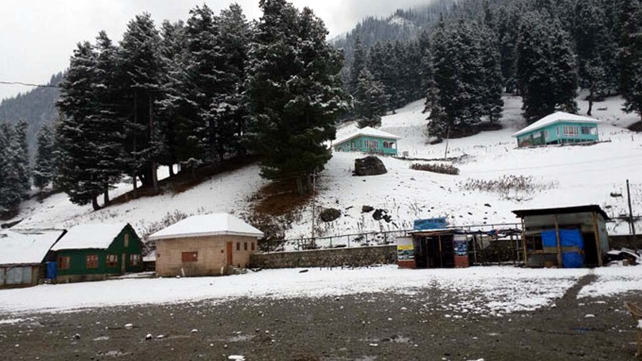 Season's First snowfall in Sonamarg