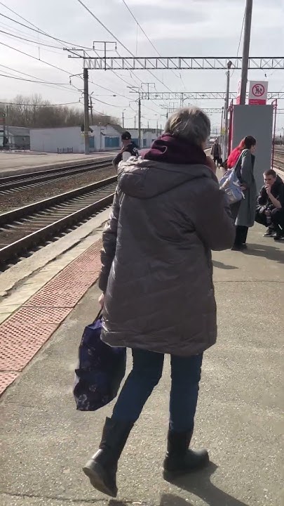 Дедушка провожает внука 🚂 - YouTube