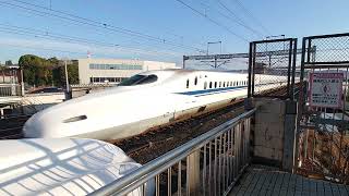 小田原駅に停車中の東海道新幹線N700系 J35編成(N700S)と通過するN700系 X23編成(N700a)