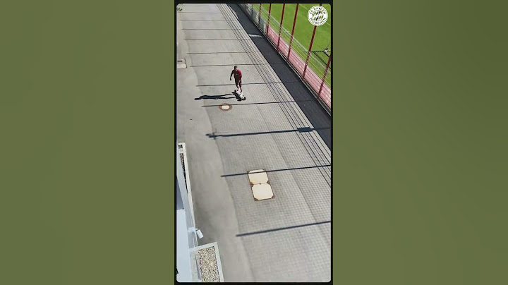 Julian Nagelsmann surfs across the asphalt 🛹🏄🏻‍♂️ at Säbener Straße ‼️💯  #Shorts