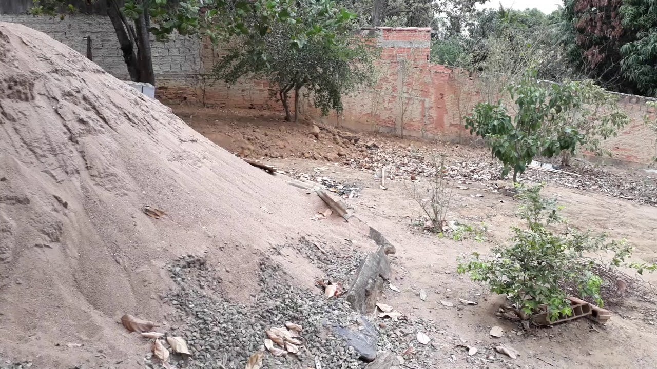 Mostrando O Projeto Do Criatório De índio Gigante Na Roça