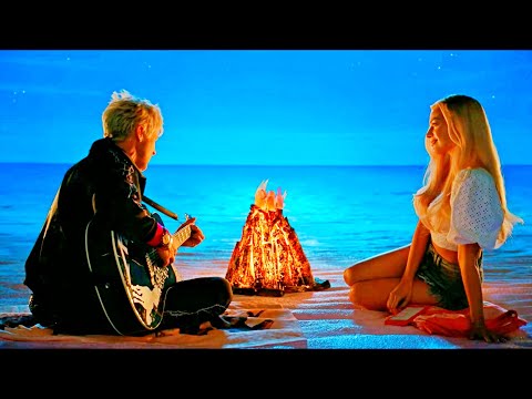 Райан Гослинг играет на гитаре и поёт Марго Робби (кадры из комедии "Барби/Barbie", 2023)