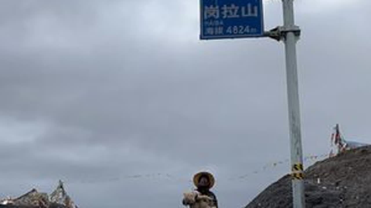 骑行西藏317冒雨翻阅海拔4800的岗拉山垭口衣服被淋湿！ 