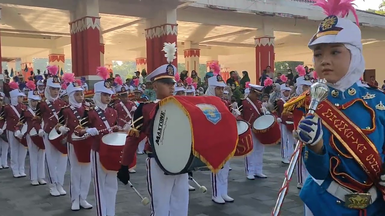 Perform DrumBand Kama Aditya SD Mutual Gunung Pring di depan Pendopo Supardi