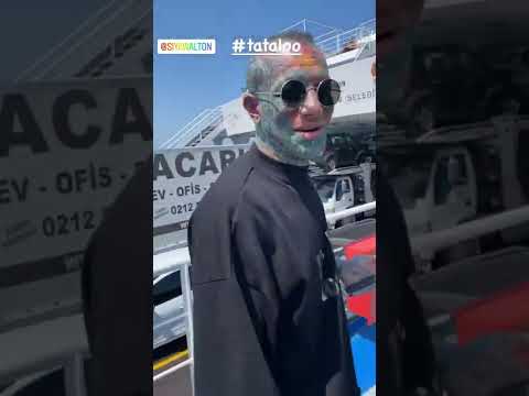 سلطان سوار بر فیری بوت به سمت نمایشگاه ماشین