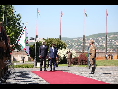 Predsjednik Crne Gore Milo Đukanović dočekan u Budimpešti uz najviše vojne i državne počasti