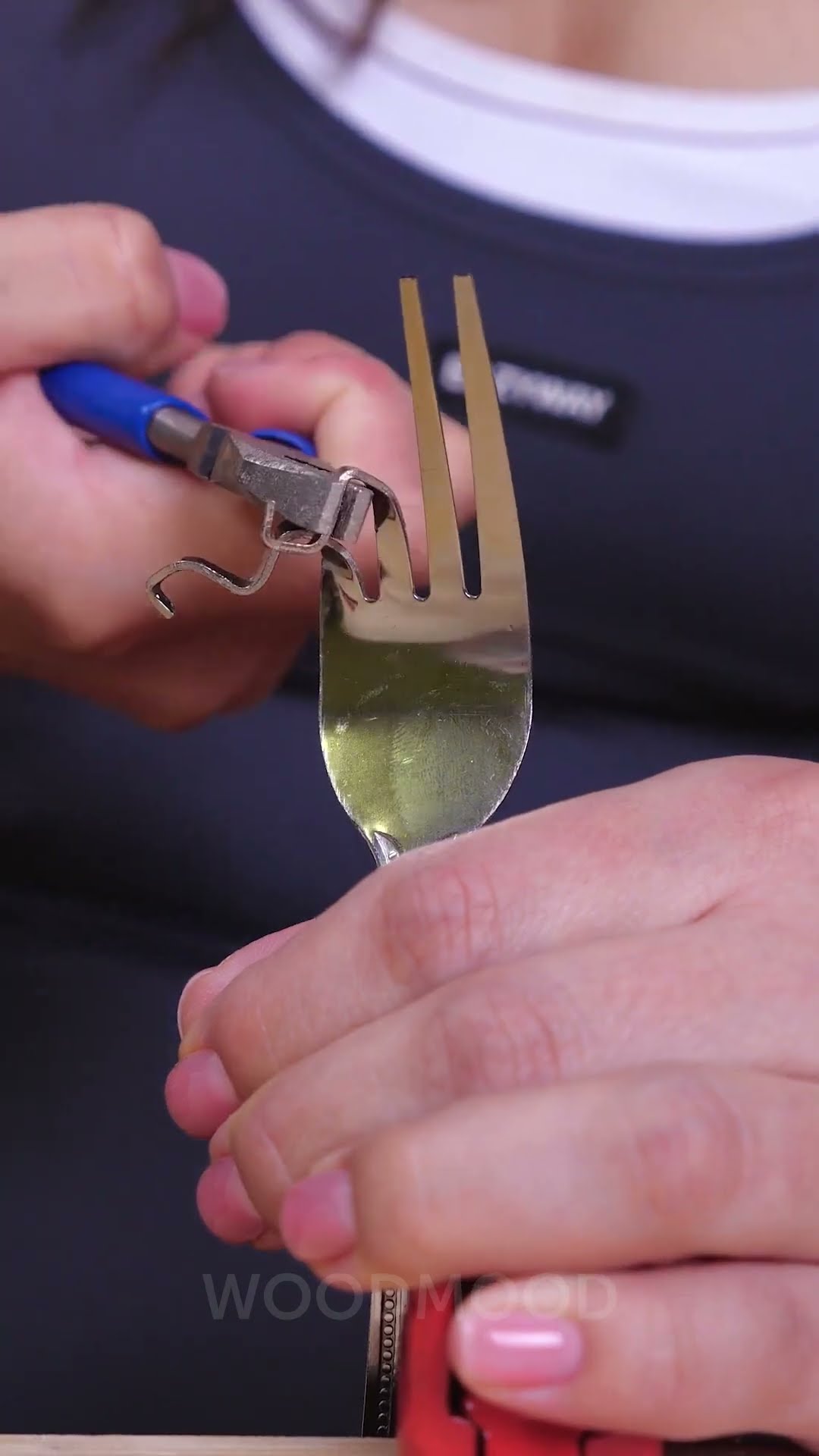 Look at how made a stylish jewellery from a fork in one minute?