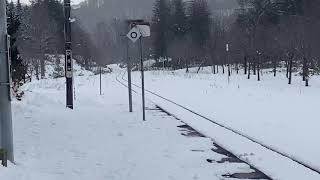 雪が降るJR比羅夫駅を発着するDECMO