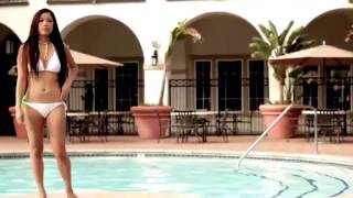 Model Indo Terbaru 2015 Pose Semi Bugil Hot Di Kolam Renang Menggoda