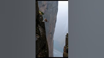 Nature’s Daredevil: Mountain Goat Leaps Across a Canyon with Perfect Precision 🐐/Peak Jumper