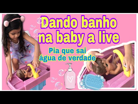 Baby a live tomando banho / baby live taking a bath