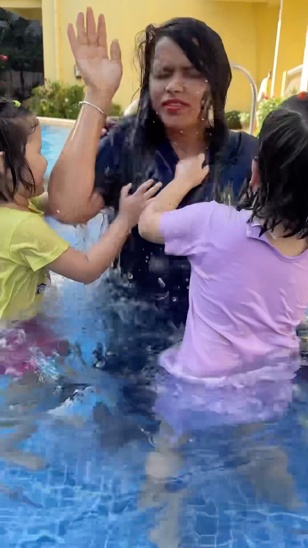 Akshita ke papa ne mumma ko pani me gira diya ??