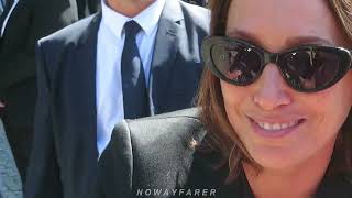 Laura Smet vient serrer toutes les mains du public venu aux Obsèques de Nathalie Baye sa maman