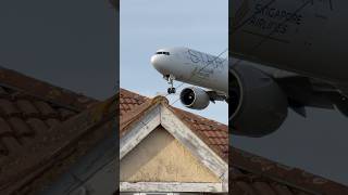 ๐ธ๐ฌ Singapore Airlines 777 Roars Over the Rooftops! ๐ฎโ๏ธ #boeing #aviation #planespotting ๐ธ๐ฌ Singapore Airlines 777 Roars Over the Rooftops! ๐ฎโ๏ธ #boeing #aviation #planespotting