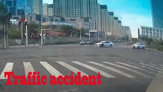 交通事故合集瞬間中國2021第250期：司机上车后，一脚油门将保安亭撞个稀烂.每天看一看，開車更安全。
