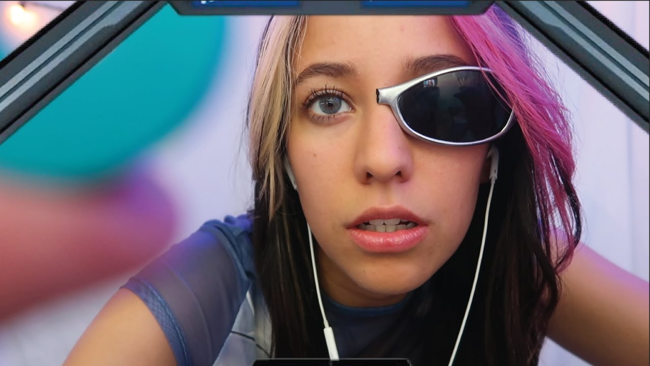 АСМР-инопланетянка думает, что люди тупые, но ты ей вроде как нравишься (осматривает тебя)