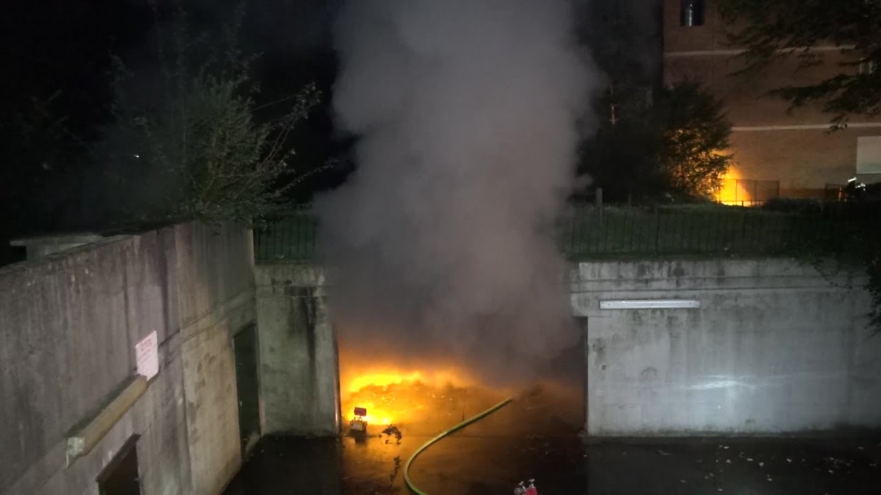 [TIEFGARAGENBRAND] - Starke Rauchentwicklung aus Tiefgarage | PKW-Brand | Feuerwehr Düsseldorf