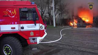 Požár haly v Braníku likvidovali profesionální a dobrovolní hasiči