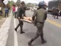 Policía Nacional de Colombia &quot;decomisa&quot; comida a campesinos