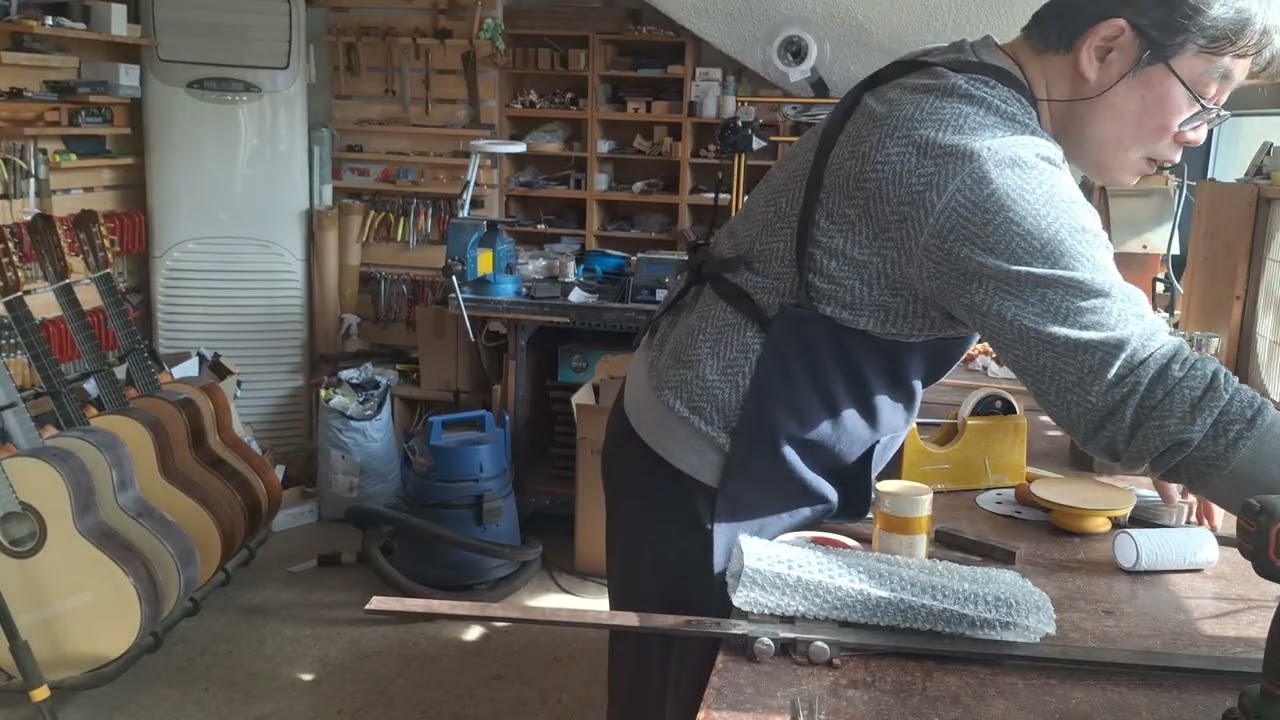 Making Guitar HongSik Uhm / 브릿지 접착 / 엄홍식 기타 제작 2026년 2월 27일