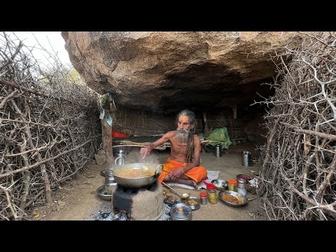 60 वर्षों से जंगल में पत्तियां खाकर कठोर तप कर रहे संत सिद्धि से बनाई चमत्कारी बगिया