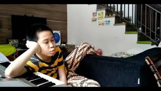 Мальчик с ума сошел играет на пианино песня повелителей богомолов