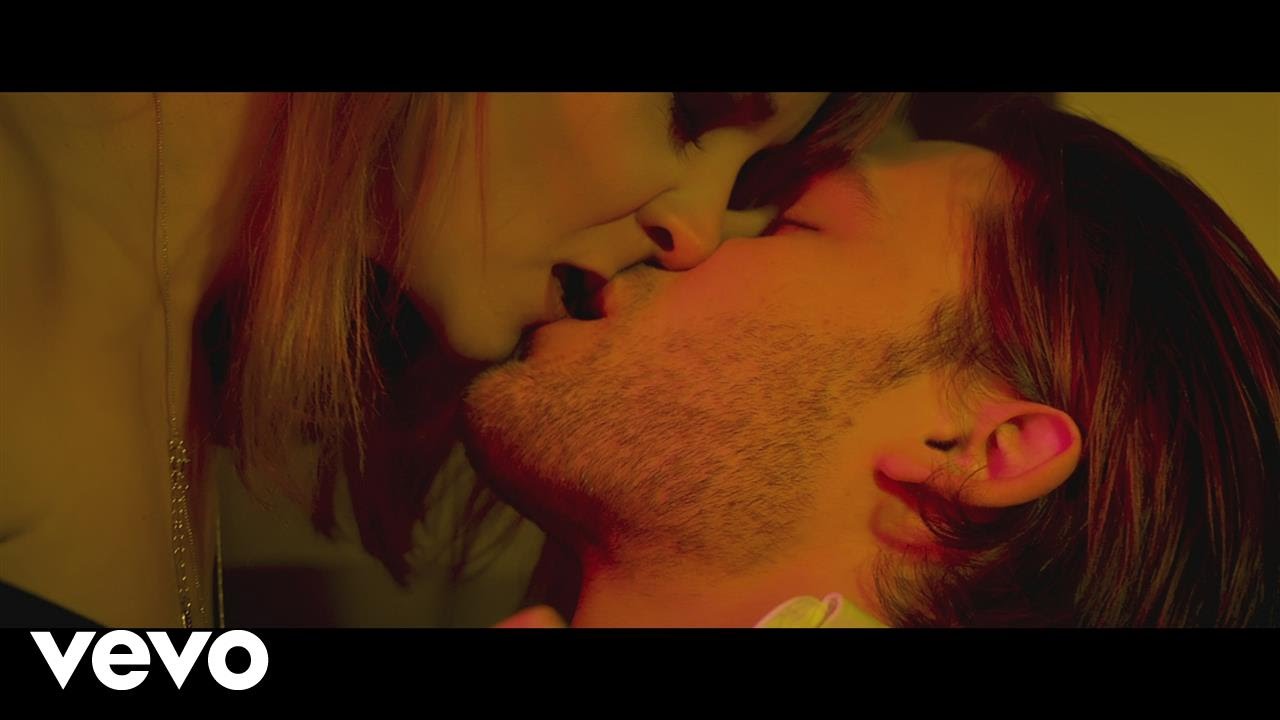 Kissing песня слушать. Laura Leda. Песня поцелуй. Музыка в целоваться. Французский поцелуй песня.