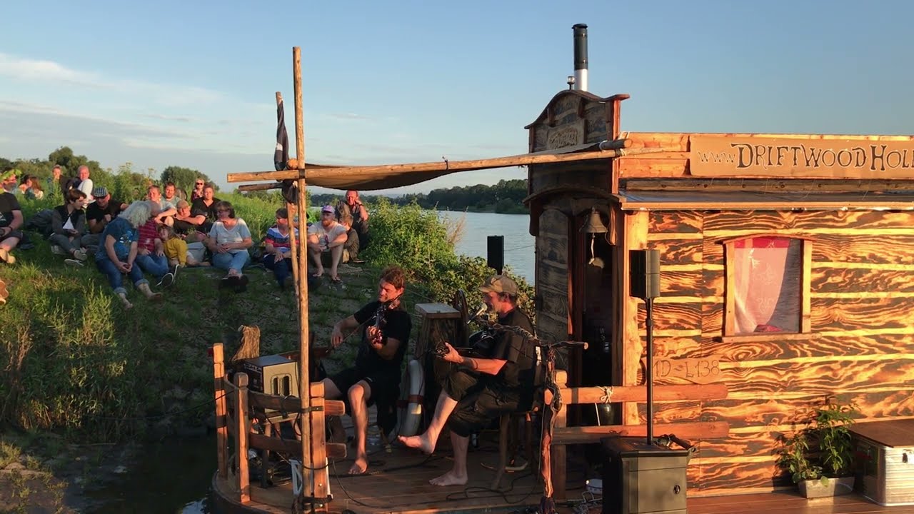 Driftwood Holly - Lafeya (Blaues Wunder, Dresden)