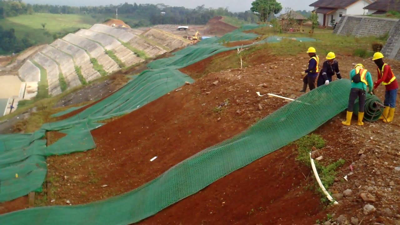 Memasang matmac di lereng