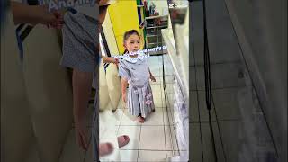 Ukur baju sekolah masuk SD bersama kakak Manuella