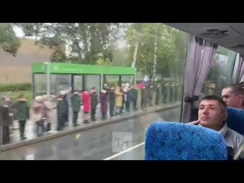 Жители Нижнекамска провожают состав мобилизованных