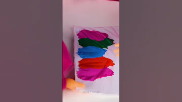 الرسم بأيدي صغيرة على دفتر مقاوم للماء شورتس 