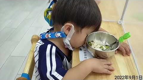 剛上幼幼班時，中午吃飯吃到睡著-秉諺