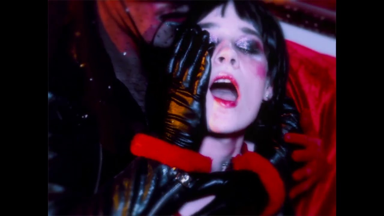 YouTubeでMagic Shoppe - Whore (Official Video)を視聴