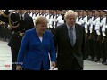 Boris Johnson mit militärischen Ehren im Kanzleramt empfangen