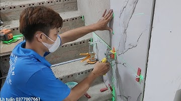 quá trình ốp gạch tường 40x80 cầu thang bộ chuẩn 99% cắt zích zắc