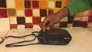 Radio despertador Sony con A.M. FM modelo y IFC-C211 De su función screenshot 5