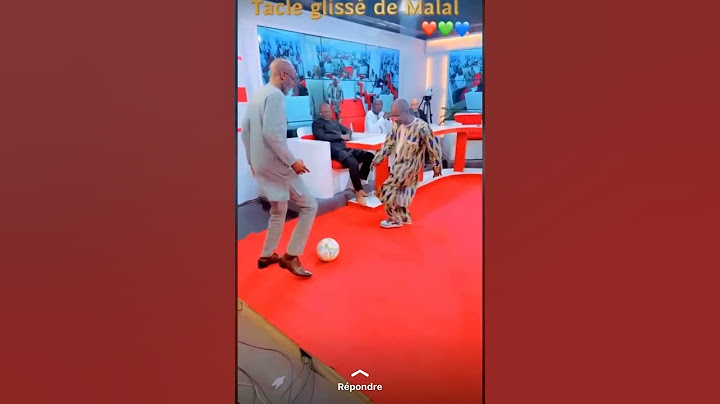 Jakaarlo bi-Bouba Ndour et Fou Malade jouent au foot