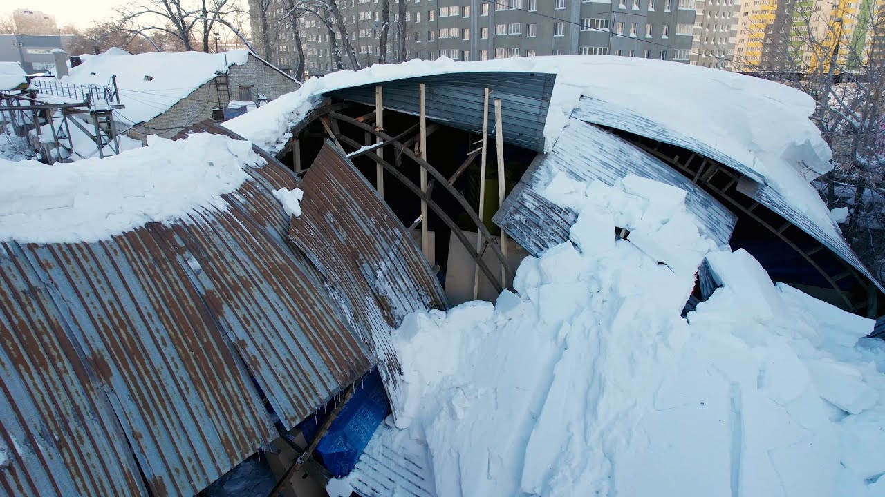 Рухнул от звука труб. Обрушение кровли зимой. Рухнула крыша дома. Крыша рухнула под снегом. Обвалившаяся крыша.