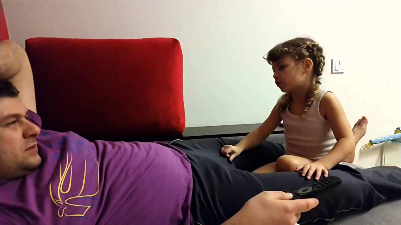 Дядя и маленькая девочка. Маленькая девочка рассказывает папе. Отец дал потрогать. Отец дал потрогать. Трогает дочку.