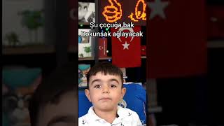 şu çoçuğa bak dokunsak ağlayacak