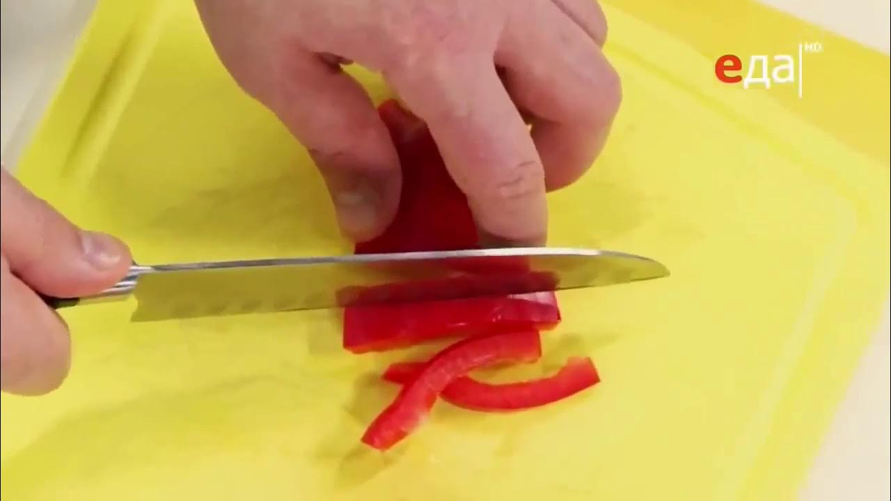 Перец нарезанный соломкой. Болгарский перец нарезанный. Перец нарезанный. Перец нарезать полосками. Перец нарезать полосками.