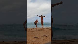 RAINY HAWAIIAN BEACH DAY ⛈️ full vlog on my youtube #travel #oahu #hawaii